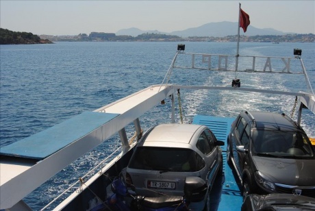 Плавание на пароме из греческого Корфу в албанскую Саранду