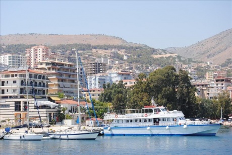 Плавание на пароме из греческого Корфу в албанскую Саранду