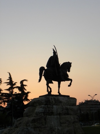 Вечерняя Тирана