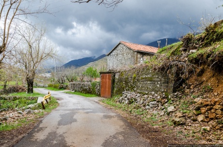 Балканы 2012. Старая дорога с видом на Албанию