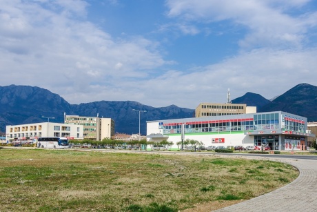 Бар, Черногория. Большой летний лагерь для взрослых