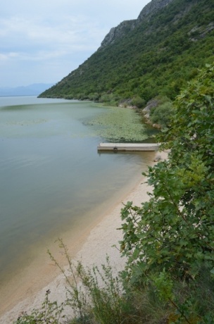 Вид на Скадарское озеро с пляжа