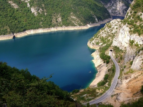 Пивское озеро в Черногории в разные времена года