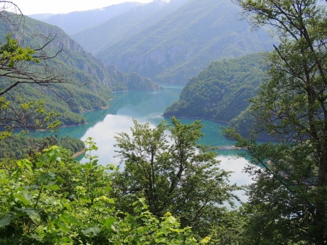 Пивское озеро в Черногории в разные времена года