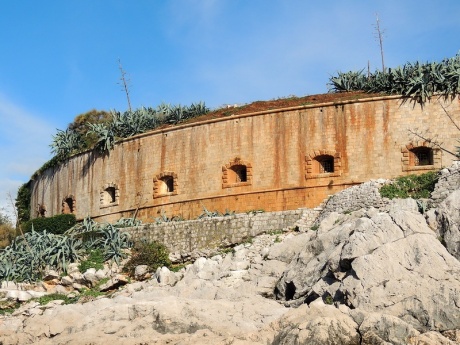Остров-крепость Мамула - место, притягивающее туристов и инвесторов