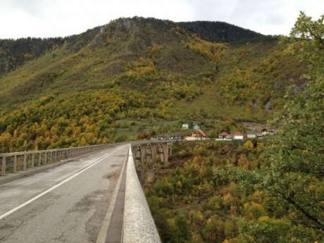 Дорогами Северной Черногории, мост Джурджевича и Чёрное Озеро.