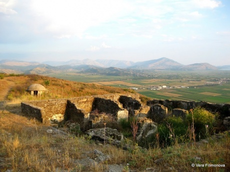 Руины Фоинике (Foinike) в деревне Финич (Finiq)