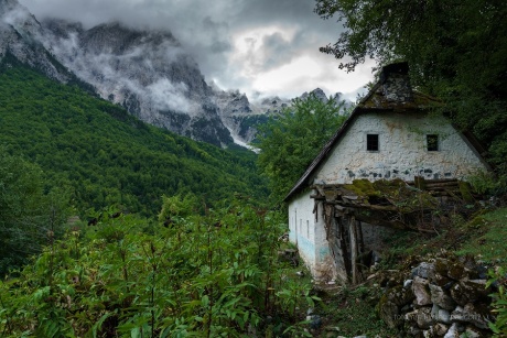 Албания. В заброшенной горной деревне.