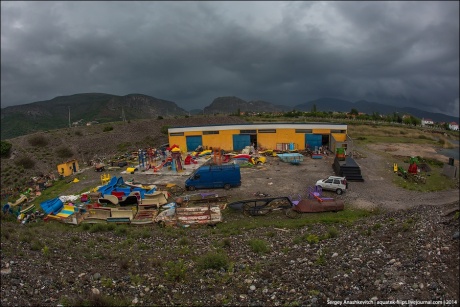 Треш-фабрика детских игровых площадок в Албании