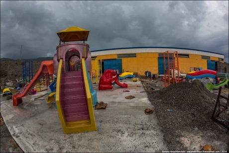 Треш-фабрика детских игровых площадок в Албании