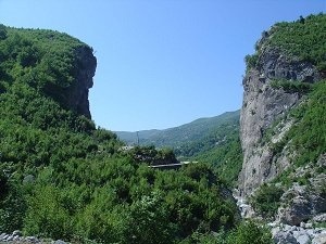 Албания - страна орлов, бункеров и новостроек.