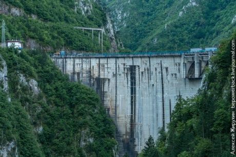 Дорога между Боснией и Черногорией - одна из красивейших границ