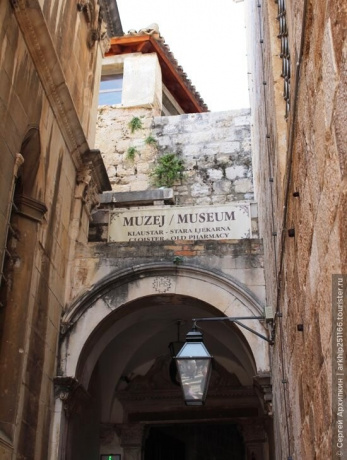 Францисканский монастырь и его средневековая аптека в Дубровнике